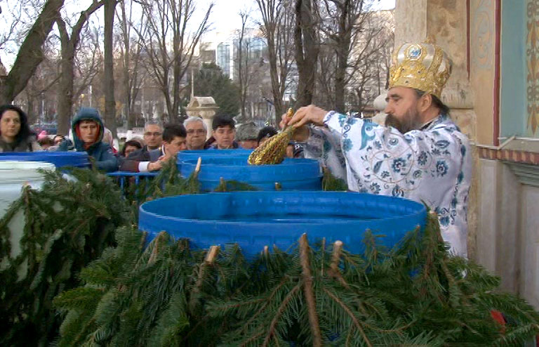 Ortodocsi au asistat la Sfanta Liturghie de sfintirea apei mari de catre Prea Sfintitul parinte Galaction