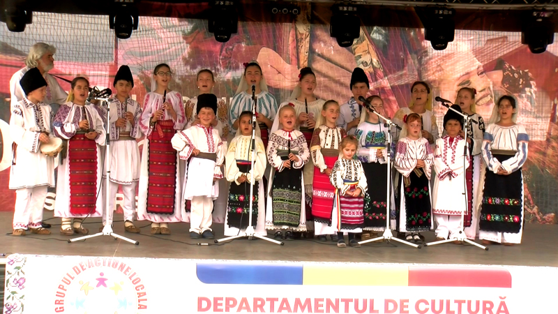La ceas de sarbatoare locala, alaturi de locuitorii comunei Dobrotesti au fost si doi dintre parlamentarii de Teleorman