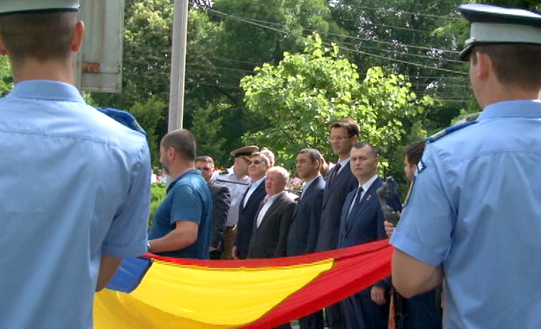 Ceremonie militara si religioasa de Ziua Drapelului National