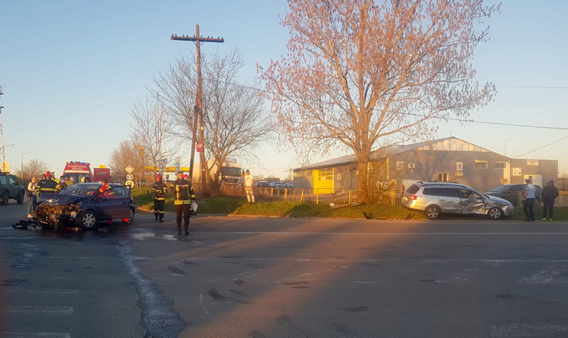 Impact violent intre doua masini la iesire din Alexandria