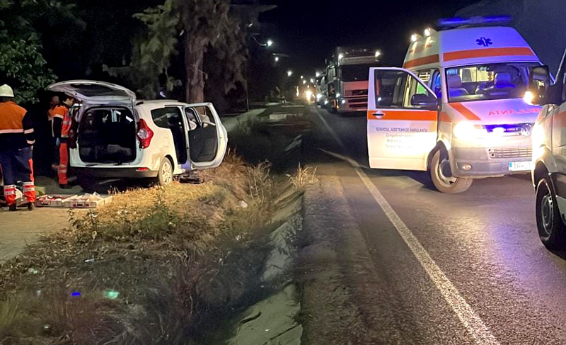 Un autoturism  în care se aflau 5 persoane s-a zdrobit de un copac de pe marginea drumului după ce a fost acroșat de un microbuz