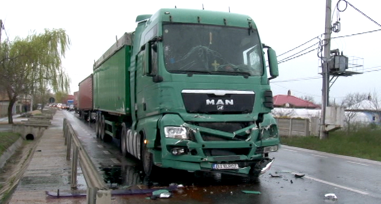 Trafic blocat după o ciocnire în lanț la Peretu