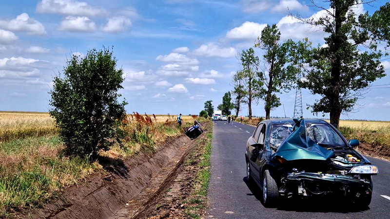 Un sofer a fost acrosat în timpul manevrei de depasire si aruncat in sant
