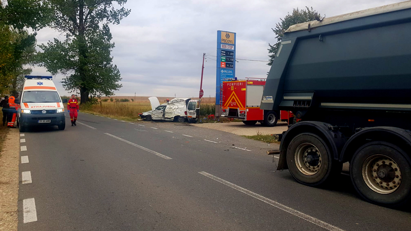 La ieșire din localitatea Orbeasca un autoturism a fost acroșat de un TIR