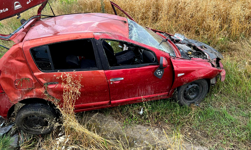 Autoturismul in care se aflau patru persoane a parasit carosabilul si s-a raturnat in sant