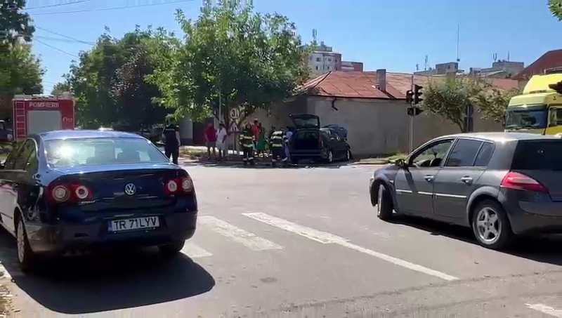 Soferul unui autoturism marca Ford nu a respectat culoarea rosie a semaforului si a lovit in plin un autoturism