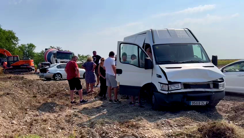 Doua masini s-au ciocnit din cauza lucrarilor de pe DN 52 nesemnalizate corespunzator