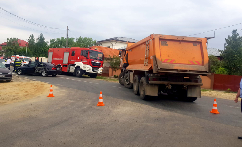 Soferul autoutilitarei care iesea de pe o strada laterala nu a oprit la Stop