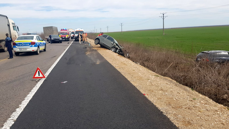 O tanara a intrat in coliziune cu o masina stationata