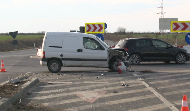 Doua masini s-au ciocnit violent