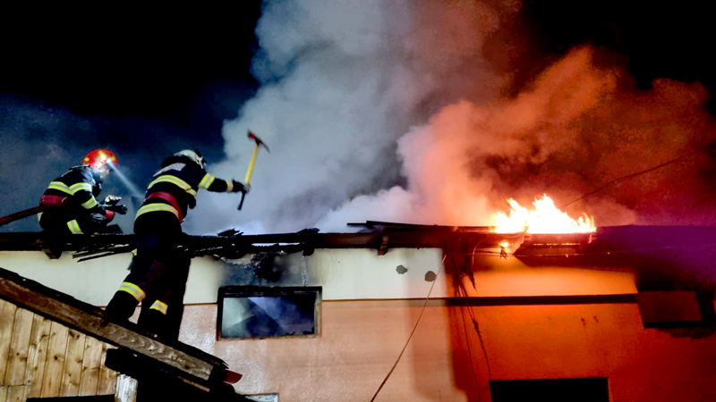 Intervendie dificila pentru pompieri la un incendiu