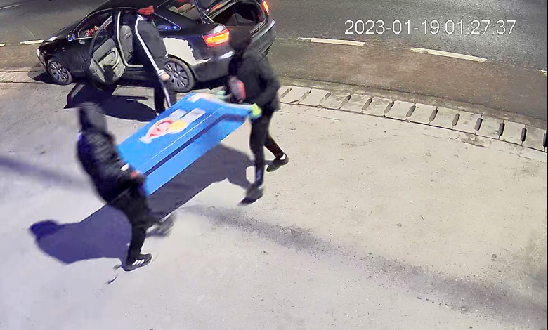 Patru mascati au spart un magazin din Peretu