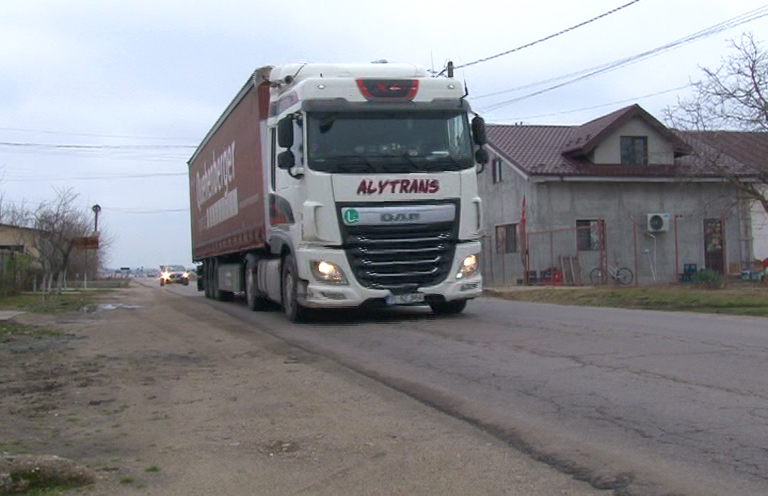 Case crapate la Buzescu din vina camioanelor