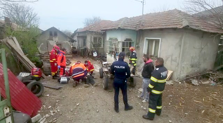Un barbat a fost gasit spanzurat de o caruta in curtea casei sale