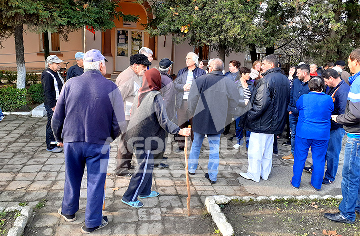 Oameni in strada la Branceni