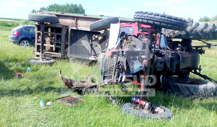 Tractor rasturnat peste un barbat