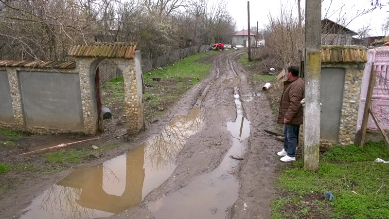 Localnicii din Merisani sunt nevoiți sa innoate, pur si simplu, in noroi