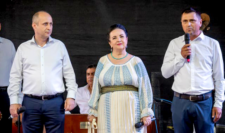 Mare spectacol si petrecere cu mici si bere din belsug la Ziua comunei Peretu