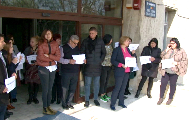 Functionarilor Prefecturii din Teleorman sunt nemultumiti de salariile mici