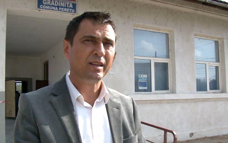 Primarul comunei Peretu manipuleaza