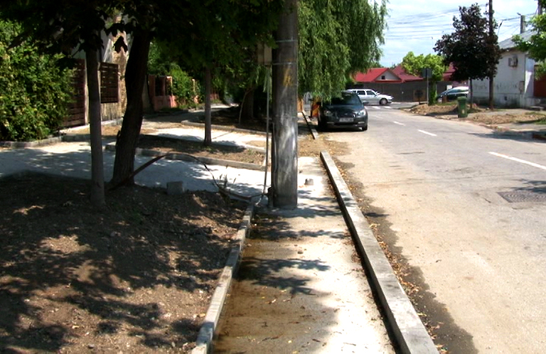 Pista destinata biciclistilor a fost proiectata fix pe linia stalpilor de iluminat